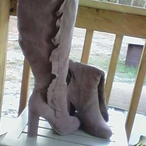 TAUPE KNEE HI BOOTS HI HEEL W/ZIPPER XTRA CALF